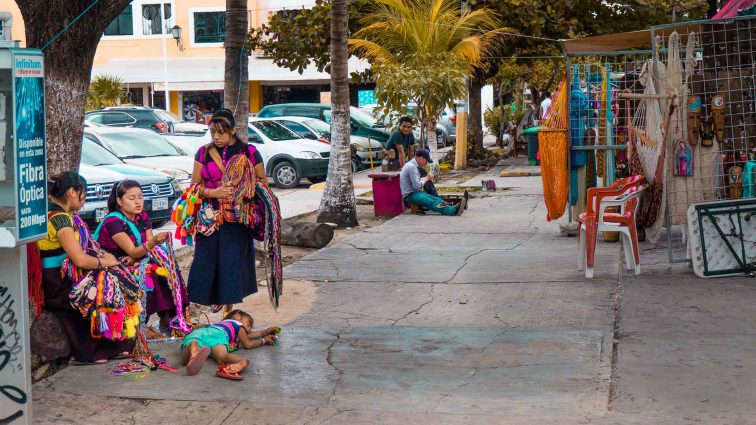 Itinerary Yucatán. Women on the street in Cancun